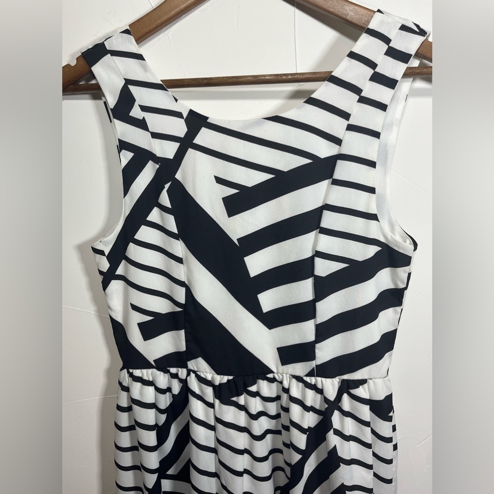 Everly Black & White Abstract Striped Cocktail Dress SZ Small - Picture 2 of 12
